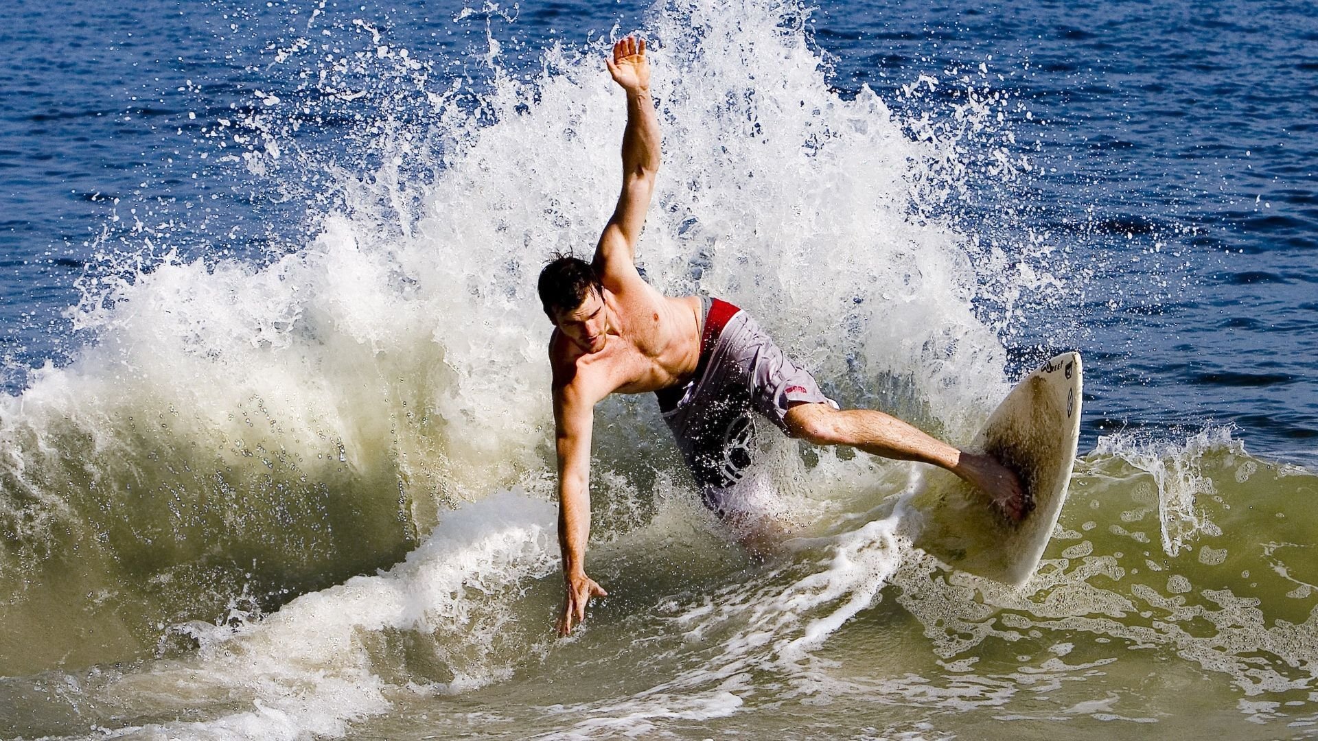 开云体育登录-阿拉巴一箭穿心，拜仁终结北非之狐最后悬念  第2张